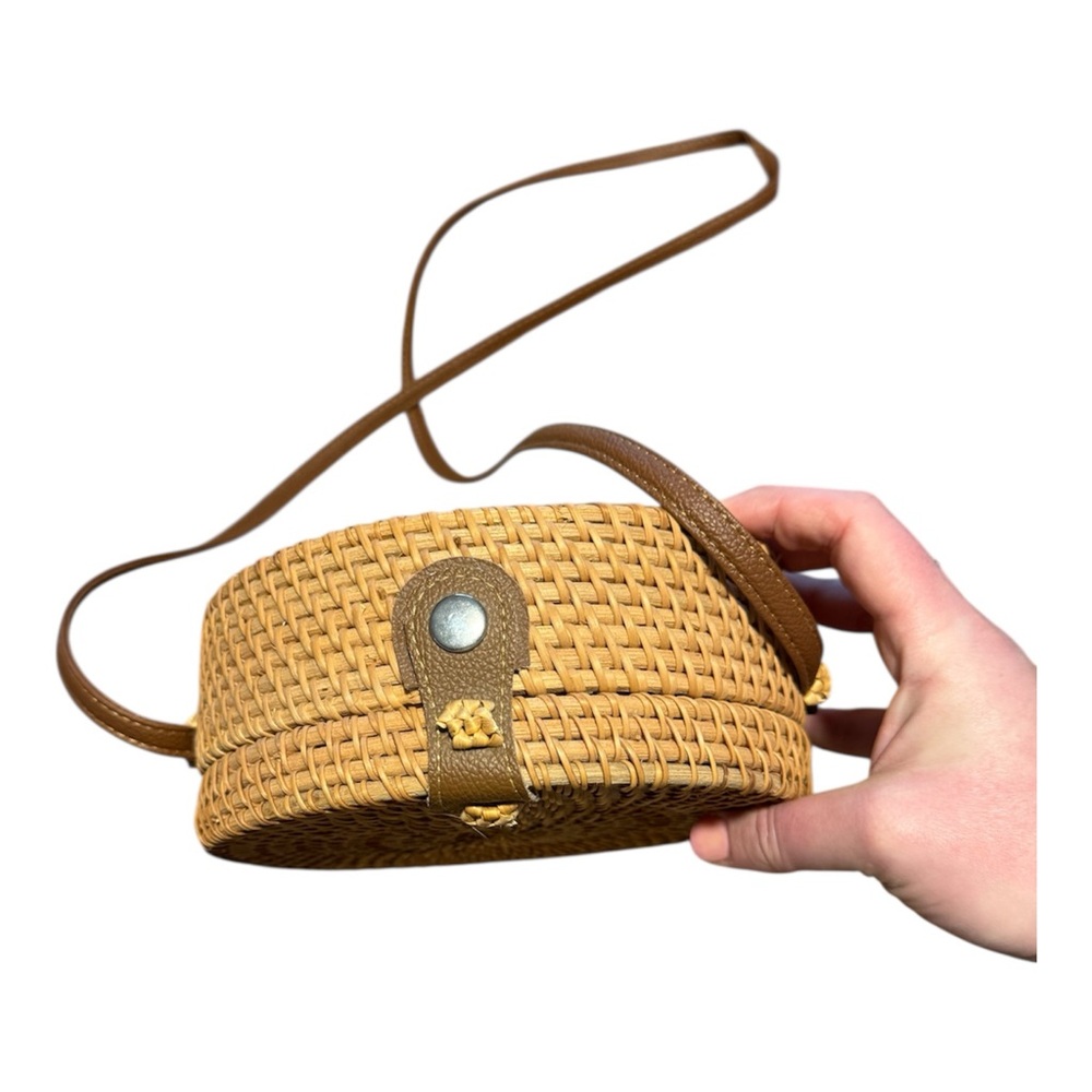 Handwoven Round Rattan Crossbody Bag with Tan Leather Strap Boho Travel Purse - Picture 5 of 8
